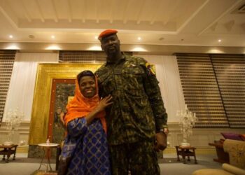 Guinée : Le président de la Transition offre un véhicule et une enveloppe à Binta Laly Sow