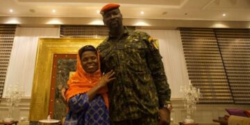 Guinée : Le président de la Transition offre un véhicule et une enveloppe à Binta Laly Sow