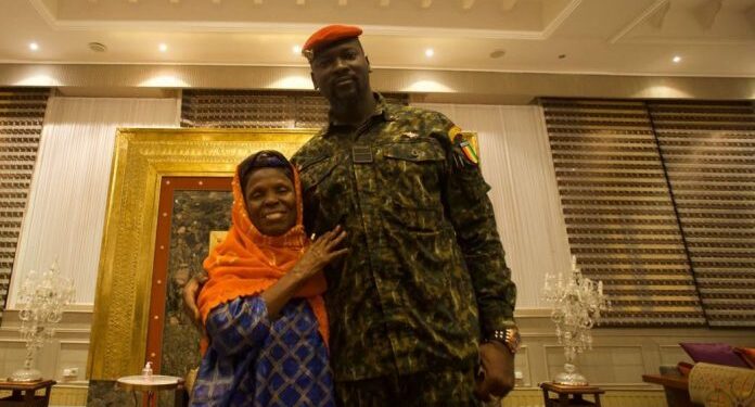 Guinée : Le président de la Transition offre un véhicule et une enveloppe à Binta Laly Sow
