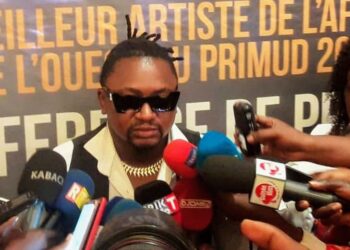 Guinée : L&rsquo;artiste Azaya presente son prix des meilleurs artistes de l&rsquo;Afrique de l&rsquo;ouest au primud 2022