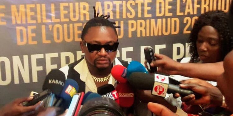Guinée : L&rsquo;artiste Azaya presente son prix des meilleurs artistes de l&rsquo;Afrique de l&rsquo;ouest au primud 2022