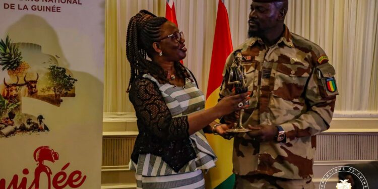 Guinée : Le colonel Doumbouya reçoit des émissaires du président du Burkina Foso