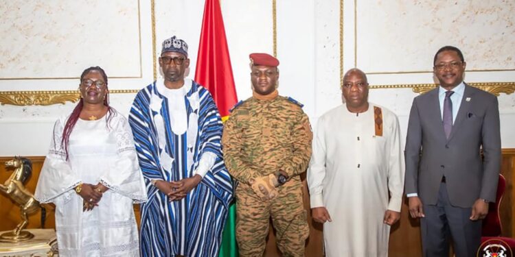 Politique : Doumbouya, Traoré et Goïta se serrent les coudes face à la Cedeao