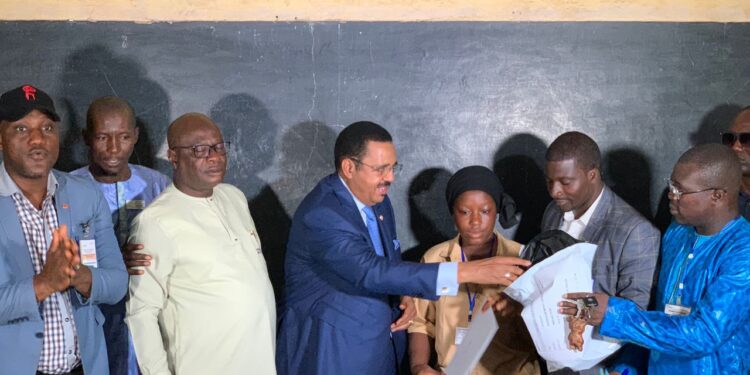 Matoto : Le ministre Mamadou pèthè Diallo lance les épreuves de BEPC