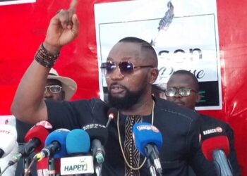 Guinée : L’artiste Abraham Sonty Koundouwaka recadre le reggae-man Elie Kamano dans ses…