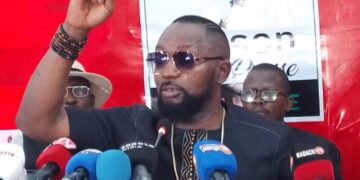 Guinée : L’artiste Abraham Sonty Koundouwaka recadre le reggae-man Elie Kamano dans ses…