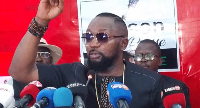 Guinée : L’artiste Abraham Sonty Koundouwaka recadre le reggae-man Elie Kamano dans ses…