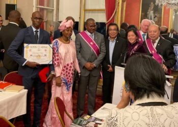 Paris : Dr Dansa KOUROUMA reçoit une haute distinction au Palais de Luxembourg (siège du Sénat français)