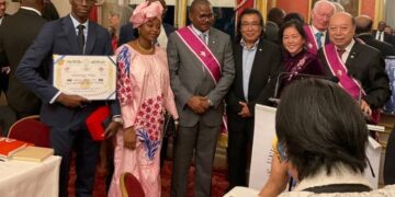 Paris : Dr Dansa KOUROUMA reçoit une haute distinction au Palais de Luxembourg (siège du Sénat français)