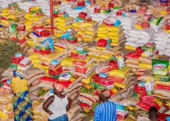 Incendie au dépôt de carburant de Kaloum : Le Premier Ministre assiste à la remise des dons aux victimes