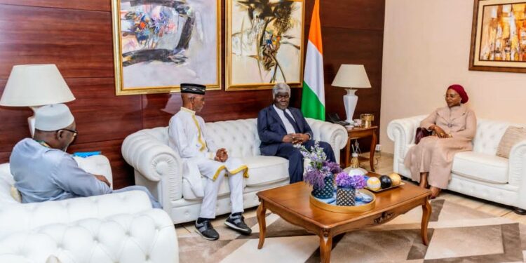 Afrique : Le premier ministre Ivoirien soutient la Campagne Carton Rouge aux VBG