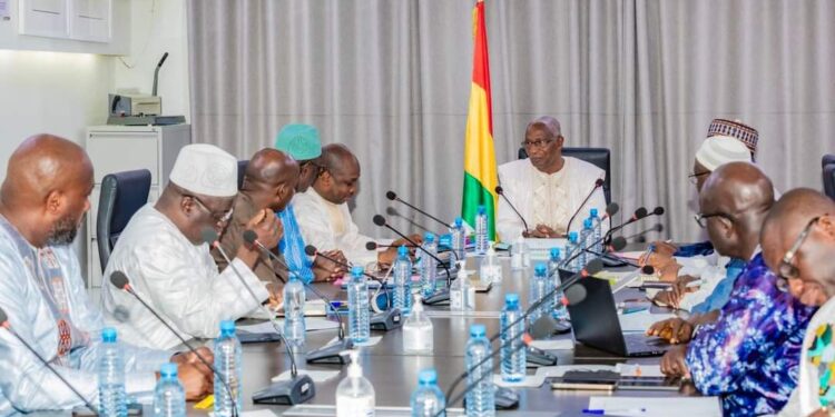 Électricité : Le premier ministre, chef du gouvernement et les acteurs du secteur échangent sur la…