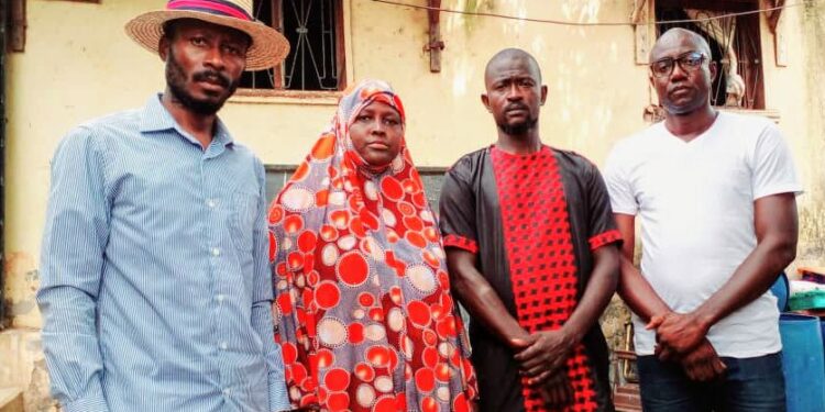 Une délégation du Mouvement Syndical présente ses condoléances à la famille du jeune…froidement tué par les forces de l&rsquo;ordre