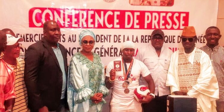 David Makongo, président du MAFAC à côté d&rsquo;Iya Traoré pour remercier le président Mamadi Doumbouya