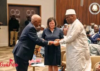 Distinction : Remise de médaille d&rsquo;honneur au Consul Honoraire d&rsquo;Autriche en Guinée pour les services rendus à…