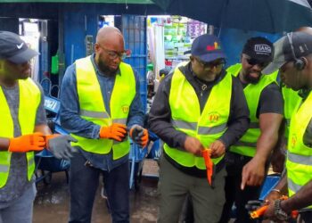 Dr. David Makongo : Un Philanthrope au Service de la Propreté à Kaloum