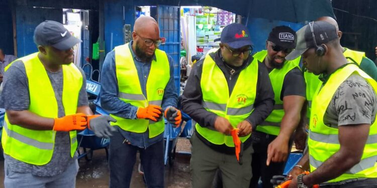 Dr. David Makongo : Un Philanthrope au Service de la Propreté à Kaloum