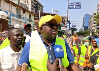 Assainissement à Kaloum : Le PDG de la Fondation Makongo Family Charity, Dr David Makongo s&rsquo;implique