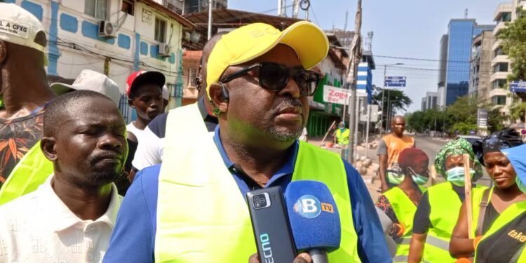 Assainissement à Kaloum : Le PDG de la Fondation Makongo Family Charity, Dr David Makongo s&rsquo;implique