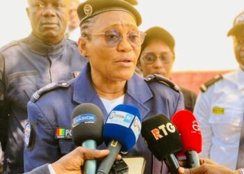 Guinée : Présentation d&rsquo;une dame accusée de « trafic d’enfant » par la police libérienne