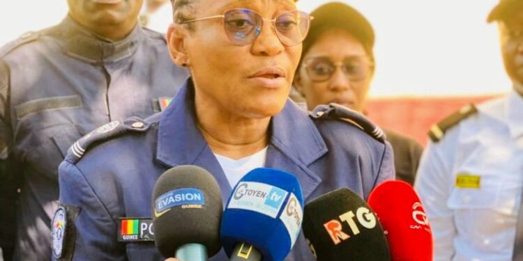 Guinée : Présentation d’une dame accusée de « trafic d’enfant » par la police libérienne