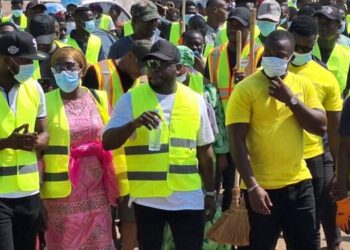 Ratoma : Le patron de la Société de SOGUIBEC prend part à une journée d’assainissement