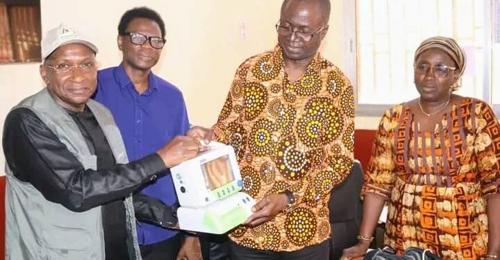 Guinée : Don d&rsquo;un défibrillateur et de petits matériels gynécologiques à l&rsquo;hôpital….
