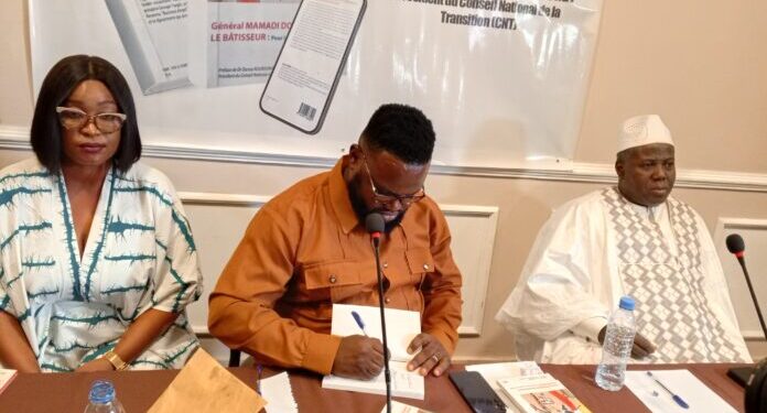 Littérature : Un ouvrage dénommé Général Mamadi Doumbouya le bâtisseur voit le jour 