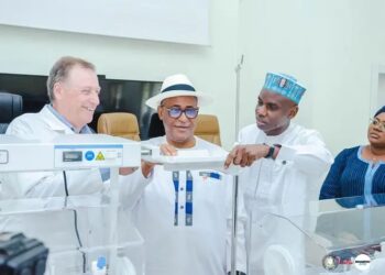 Guinée : l’Hôpital National Donka bénéficie de 29 couveuses offertes par la société TOPAZ