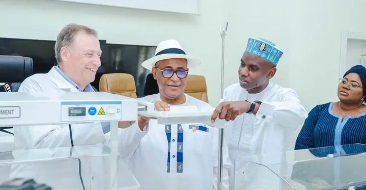 Guinée : l’Hôpital National Donka bénéficie de 29 couveuses offertes par la société TOPAZ