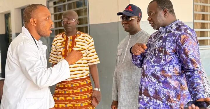 Amélioration de l’accès aux soins : Le DG de la Pharmacie Centrale de Guinée visite quelques services à..