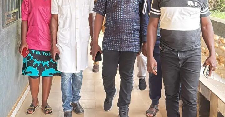 Guinée : Le DG de la Pharmacie Centrale de Guinée effectue une escale au Centre de Santé de Péla.