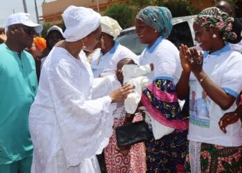 Guinée : La Secrétaire Générale du Ministère de la Santé encourage les patients et le personnel de Santé