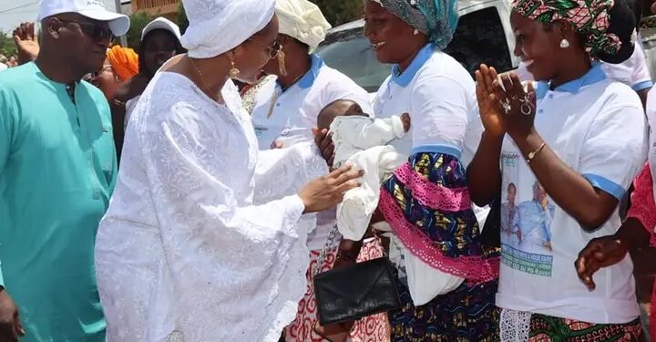 Guinée : La Secrétaire Générale du Ministère de la Santé encourage les patients et le personnel de Santé
