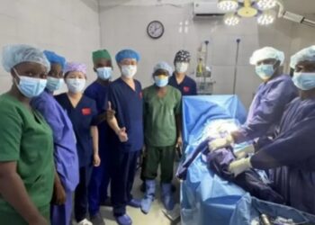 Guinée : Première arthroplastie totale de hanche assistée par l’IA réalisée avec succès à HASIGUI par l’équipe sino-guinéenne.