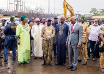 Conakry/Santé : Après l&rsquo;incendie de l&rsquo;entrepôt du PEV, le premier ministre sur les terrain pour constater l’ampleur des dégâts