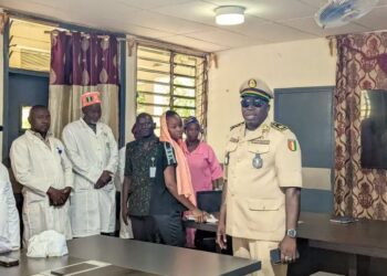 Guinée/Santé : Le Gouverneur de la région de Faranah rend visite au personnel médical de l&rsquo;hôpital régional de Faranah