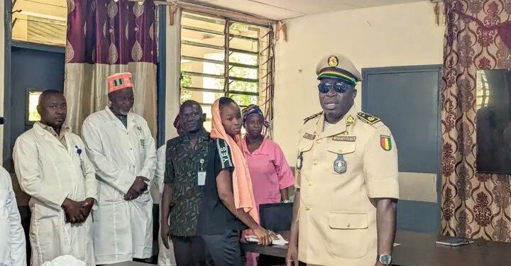 Guinée/Santé : Le Gouverneur de la région de Faranah rend visite au personnel médical de l&rsquo;hôpital régional de Faranah