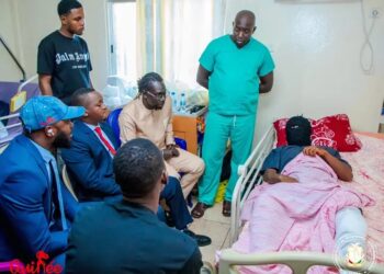 Guinée/Santé : Le Ministre Moussa Moïse Sylla au chevet de l’artiste « Wada du Game »