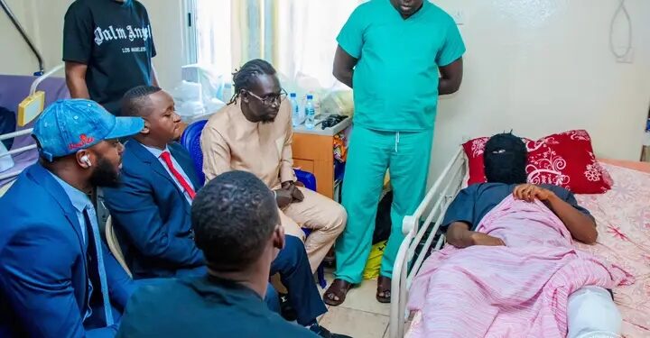 Guinée/Santé : Le Ministre Moussa Moïse Sylla au chevet de l’artiste « Wada du Game »