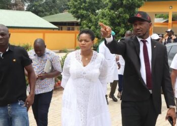 Hôpital régional de Kindia : La Secrétaire générale du Ministère de la Santé visite la centrale d’oxygène