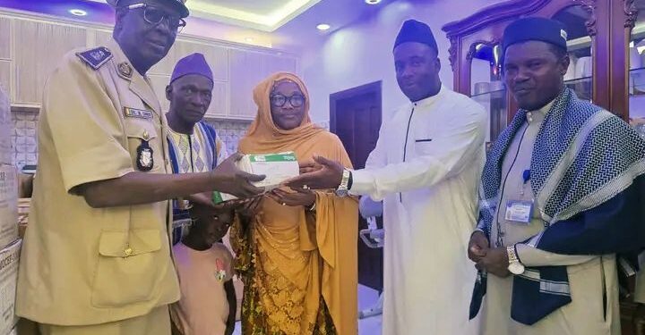 Hôpital Régional de Kankan : Hadja Mandioula Sylla offre 500 kits de césarienne au service maternité