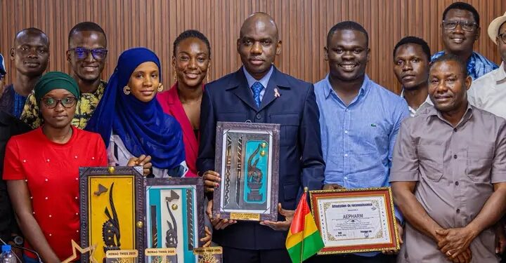 Des étudiants guinéens en pharmacie brillent à l’international : le Ministre de la Santé les félicite