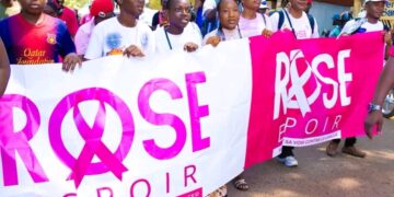 En Guinée, l’artiste Sia Tolno mène une campagne de sensibilisation dans la région de Kindia contre le cancer gynécologique