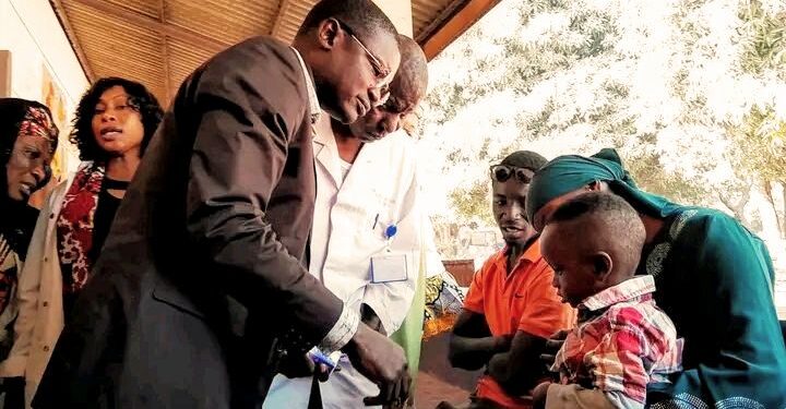 Guinée – Dr Fremba Camara apporte chaleur et soutien aux enfants hospitalisés à Kankan