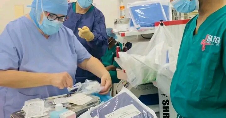 Première médicale en Guinée : Un sphincter artificiel implanté avec succès à l’Hôpital de l’Amitié Sino-Guinéenne