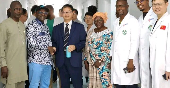 Conakry : HASIGUI accueille une délégation de l’Hôpital de l’Amitié de Beijing