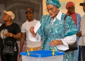 Présidentielle 2025 : Dre Diaka Sidibé accomplit son devoir civique au lycée Donka