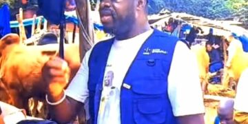 Mobilisation politique inédite à Conakry : Charles Katty séduit les bouchers en soutien au Général Doumbouya