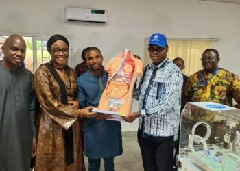 Guinée / Santé : L’OMS équipe les écoles de santé pour renforcer la formation des infirmiers et sages-femmes